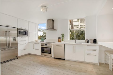 Condominio en alquiler en Miami, Florida, 3 dormitorios, 164.81 m2 № 2029621 - foto 2