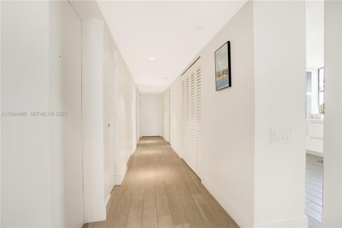 Condominio en alquiler en Miami, Florida, 3 dormitorios, 164.81 m2 № 2029621 - foto 16