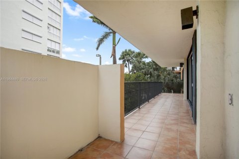 Condominio en alquiler en Miami, Florida, 3 dormitorios, 164.81 m2 № 2029621 - foto 30