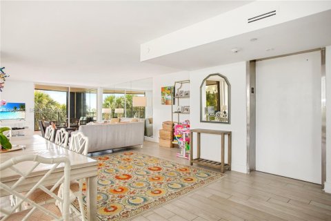 Condominio en alquiler en Miami, Florida, 3 dormitorios, 164.81 m2 № 2029621 - foto 9