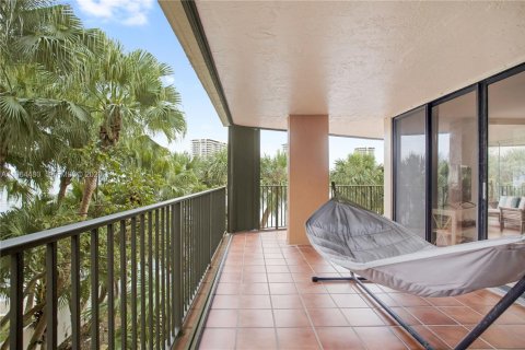 Condominio en alquiler en Miami, Florida, 3 dormitorios, 164.81 m2 № 2029621 - foto 17