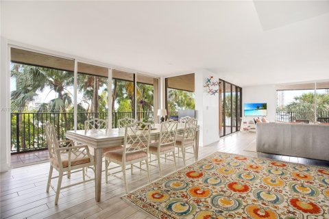 Condominio en alquiler en Miami, Florida, 3 dormitorios, 164.81 m2 № 2029621 - foto 7