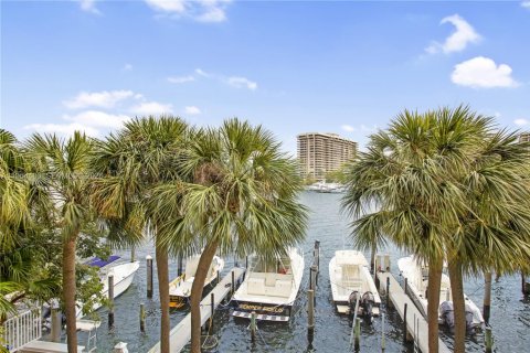 Condominio en alquiler en Miami, Florida, 3 dormitorios, 164.81 m2 № 2029621 - foto 20