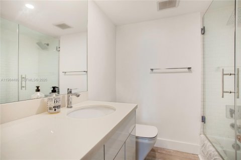 Condominio en alquiler en Miami, Florida, 3 dormitorios, 164.81 m2 № 2029621 - foto 15