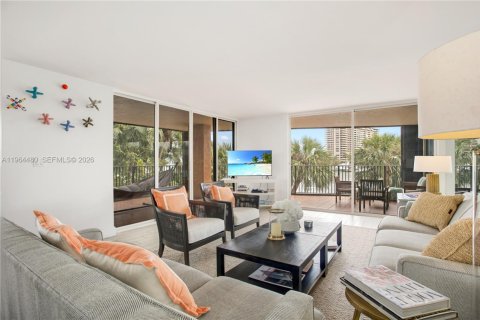Condominio en alquiler en Miami, Florida, 3 dormitorios, 164.81 m2 № 2029621 - foto 8