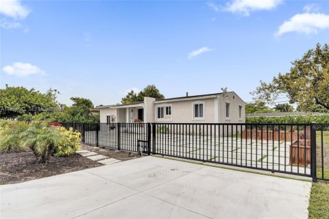 Casa en venta en Miami, Florida, 3 dormitorios, 119.66 m2 № 2056174 - foto 1