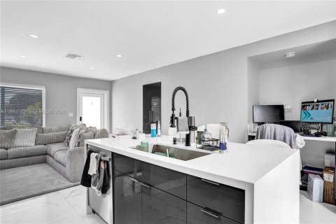 Casa en venta en Miami, Florida, 3 dormitorios, 119.66 m2 № 2056174 - foto 5