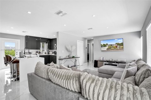 Casa en venta en Miami, Florida, 3 dormitorios, 119.66 m2 № 2056174 - foto 4