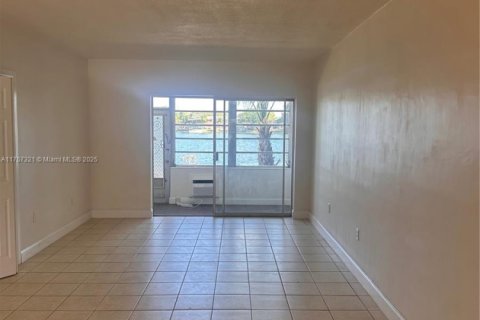 Apartamento en alquiler en Miami, Florida, 1 dormitorio, 61.32 m2 № 1978208 - foto 2