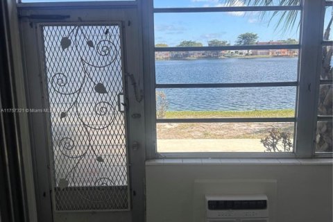 Apartamento en alquiler en Miami, Florida, 1 dormitorio, 61.32 m2 № 1978208 - foto 3