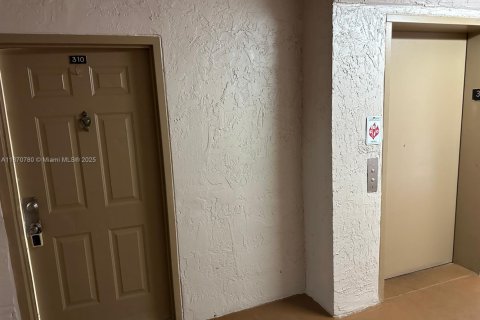 Купить кондоминиум в Майами, Флорида 2 спальни, 81.48м2, № 1956753 - фото 1