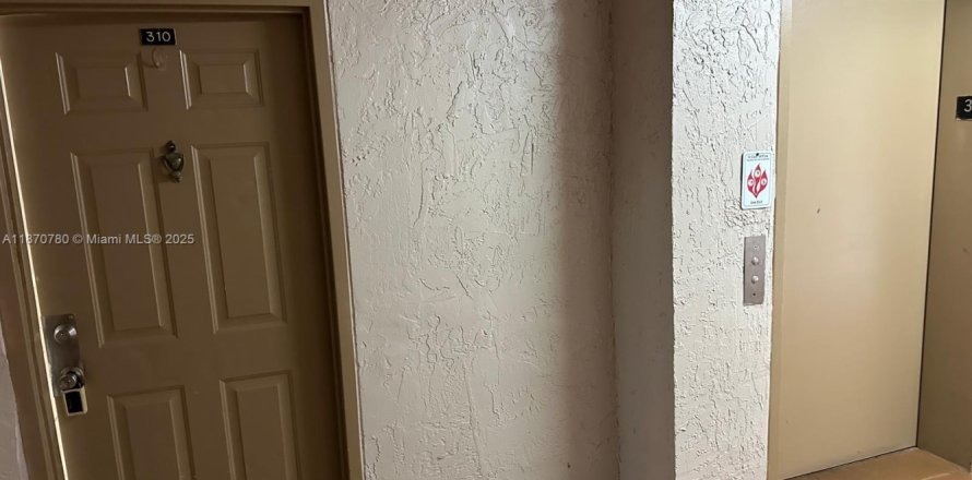 Кондоминиум с 2 спальнями в Майами, Флорида № 1956753