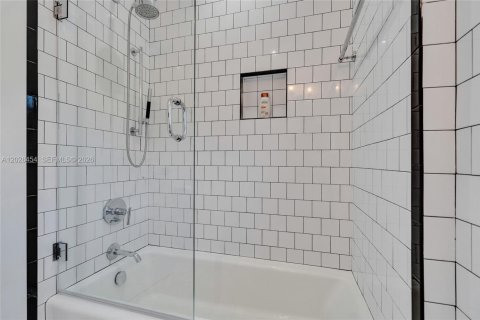 Villa ou maison à vendre à Miami Shores, Floride: 4 chambres, 203.73 m2 № 2077403 - photo 23
