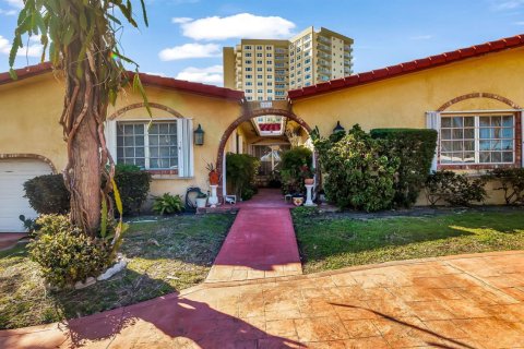 House in Pompano Beach, Florida 2 bedrooms, 367.99 sq.m. № 2304077