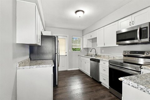 Villa ou maison à louer à Spring Hill, Floride: 4 chambres, 144 m2 № 2403030 - photo 7