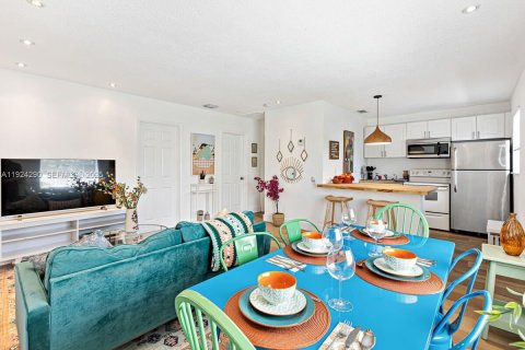 Снять в аренду виллу или дом в Форт-Лодердейл, Флорида 2 спальни, 46.45м2, № 1983641 - фото 1