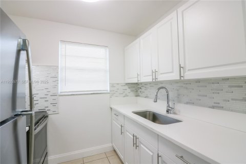Apartamento en alquiler en Hallandale Beach, Florida, 1 dormitorio, 60.39 m2 № 1993627 - foto 5