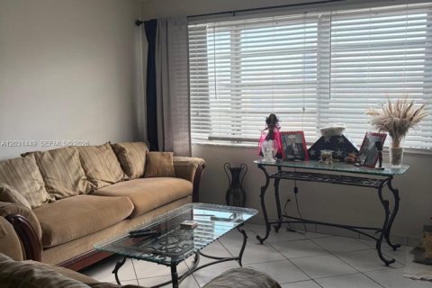 Condo in Hallandale Beach, Florida, 1 bedroom  № 2145946 - photo 8