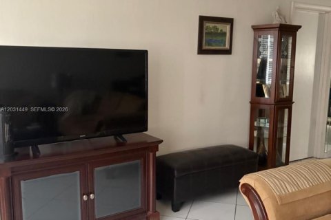 Condo in Hallandale Beach, Florida, 1 bedroom  № 2145946 - photo 5