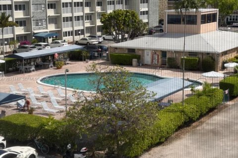 Condo in Hallandale Beach, Florida, 1 bedroom  № 2145946 - photo 9