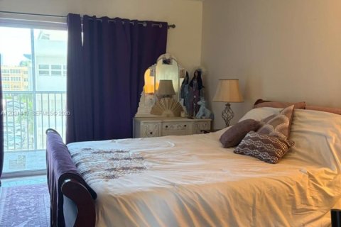 Condo in Hallandale Beach, Florida, 1 bedroom  № 2145946 - photo 3