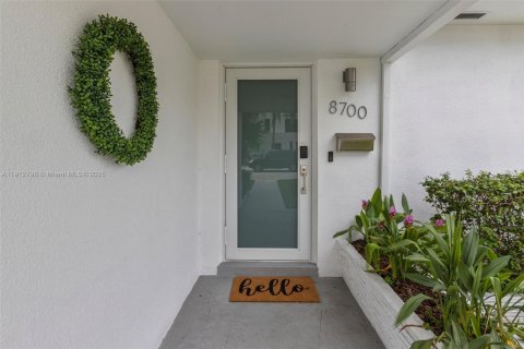 House in El Portal, Florida 3 bedrooms, 139.35 sq.m. № 1971315 - photo 3