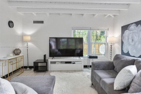 House in El Portal, Florida 3 bedrooms, 139.35 sq.m. № 1971315 - photo 23