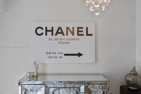 House in El Portal, Florida 3 bedrooms, 139.35 sq.m. № 1971315 - photo 29