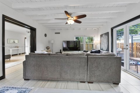 House in El Portal, Florida 3 bedrooms, 139.35 sq.m. № 1971315 - photo 22