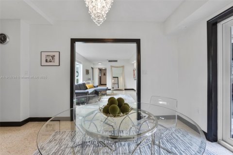 House in El Portal, Florida 3 bedrooms, 139.35 sq.m. № 1971315 - photo 9