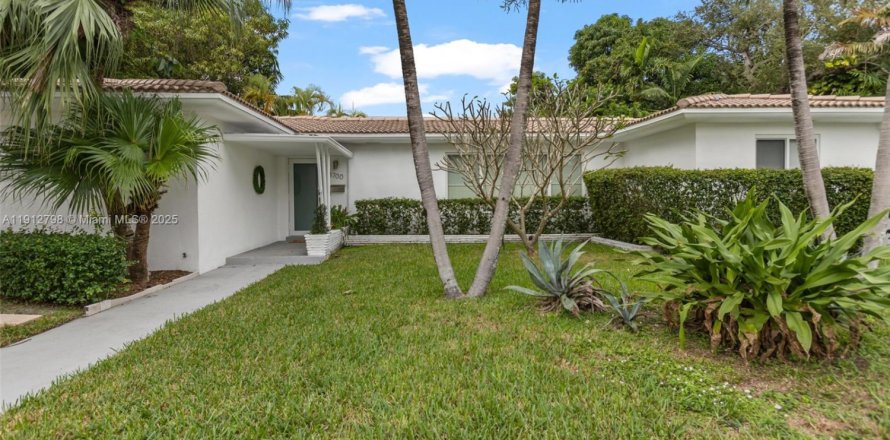 House in El Portal, Florida 3 bedrooms, 139.35 sq.m. № 1971315