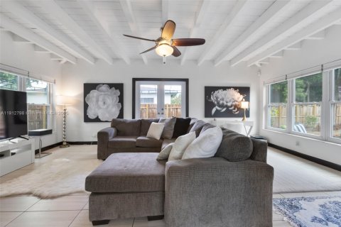 House in El Portal, Florida 3 bedrooms, 139.35 sq.m. № 1971315 - photo 18