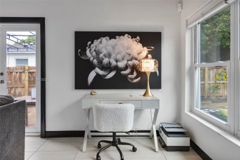 House in El Portal, Florida 3 bedrooms, 139.35 sq.m. № 1971315 - photo 27