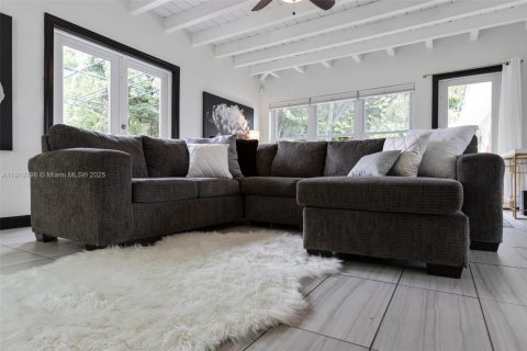 House in El Portal, Florida 3 bedrooms, 139.35 sq.m. № 1971315 - photo 24