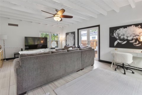 House in El Portal, Florida 3 bedrooms, 139.35 sq.m. № 1971315 - photo 21