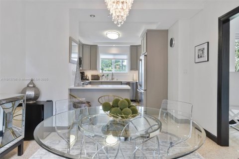 House in El Portal, Florida 3 bedrooms, 139.35 sq.m. № 1971315 - photo 4