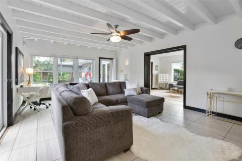 House in El Portal, Florida 3 bedrooms, 139.35 sq.m. № 1971315 - photo 20