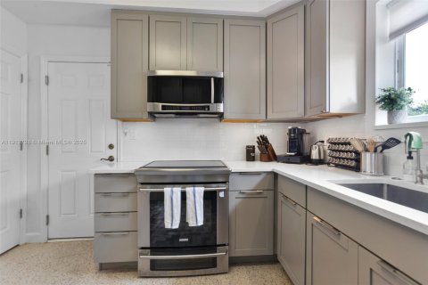 House in El Portal, Florida 3 bedrooms, 139.35 sq.m. № 1971315 - photo 12