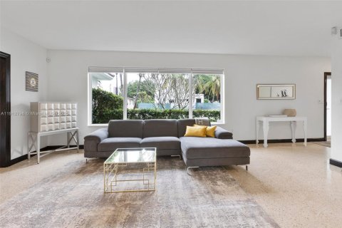 House in El Portal, Florida 3 bedrooms, 139.35 sq.m. № 1971315 - photo 14