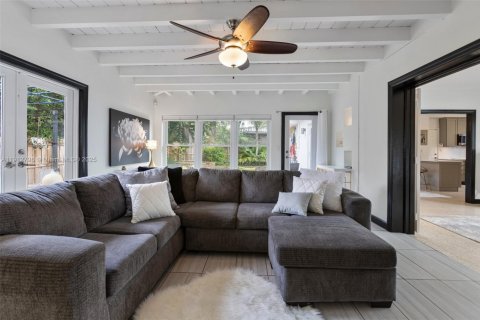 House in El Portal, Florida 3 bedrooms, 139.35 sq.m. № 1971315 - photo 17