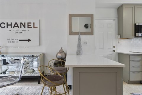 House in El Portal, Florida 3 bedrooms, 139.35 sq.m. № 1971315 - photo 5