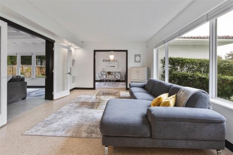 House in El Portal, Florida 3 bedrooms, 139.35 sq.m. № 1971315 - photo 15