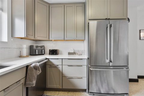 House in El Portal, Florida 3 bedrooms, 139.35 sq.m. № 1971315 - photo 13