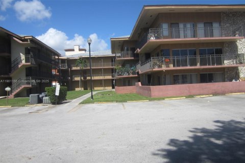 Снять в аренду кондоминиум в Дейви, Флорида 2 спальни, 111.48м2, № 1951778 - фото 1