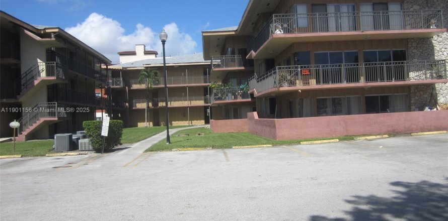 Кондоминиум с 2 спальнями в Дейви, Флорида № 1951778