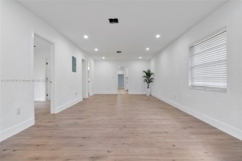 Villa ou maison à vendre à Miami, Floride: 4 chambres, 188.03 m2 № 1974981 - photo 2