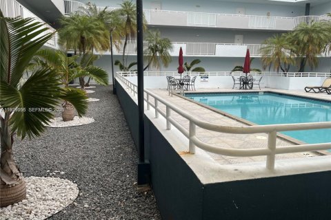 Condo in Miami, Florida, 2 bedrooms  № 1996777 - photo 15