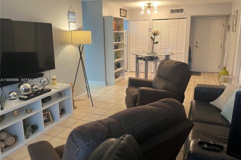 Condo in Miami, Florida, 2 bedrooms  № 1996777 - photo 7