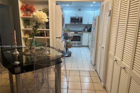 Condo in Miami, Florida, 2 bedrooms  № 1996777 - photo 9
