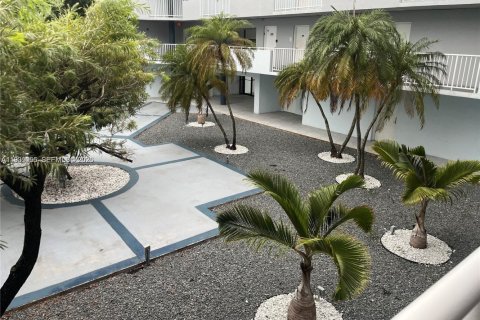 Condo in Miami, Florida, 2 bedrooms  № 1996777 - photo 16
